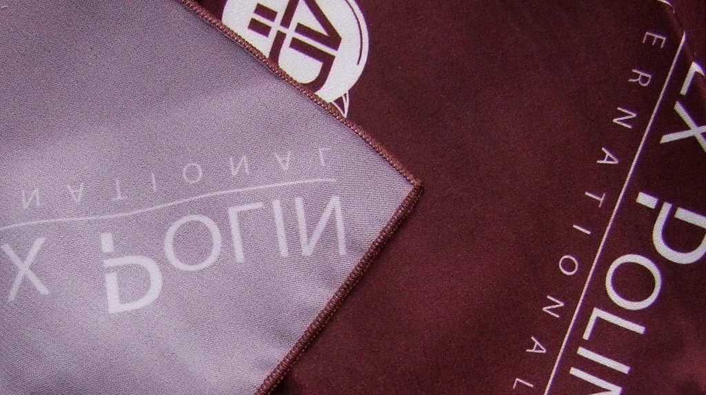 Атласна хустка з одностороннім друком, мікрооверлок по периметру Платок атласный с нанесением печати